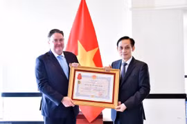 Bộ trưởng Bộ Ngoại giao Lê Hoài Trung trao tặng Huân chương Hữu nghị cho Đại sứ đặc mệnh toàn quyền Hợp chúng quốc Hoa Kỳ tại Việt Nam Marc Evans Knapper. (Ảnh: Bộ Ngoại giao)