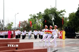 Lễ Thượng cờ tại Quảng trường Di tích quốc gia đặc biệt - Khu lưu niệm Chủ tịch Hồ Chí Minh trên đảo Cô Tô, Quảng Ninh. (Ảnh: Phương Mến/TTXVN phát)