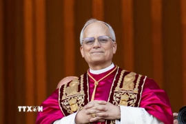 Tân Giáo hoàng Leo XIV ra mắt các tín đồ tại ban công chính của Vương cung thánh đường Thánh Peter, ngày 8/5/2025. (Ảnh: THX/TTXVN)