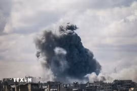 Khói bốc lên sau vụ không kích của Israel tại Gaza ngày 6/5/2025. (Ảnh: THX/TTXVN)