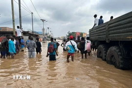 Cảnh ngập lụt sau những trận mưa lớn tại Kinshasa, CHDC Congo. (Ảnh: THX/TTXVN)