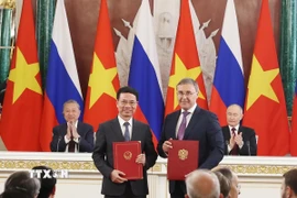 Tổng Bí thư Tô Lâm và Tổng thống Vladimir Putin chứng kiến trao Thỏa thuận giữa 2 Bộ Khoa học và Công nghệ về hợp tác cùng tuyển chọn các đề tài, dự án nghiên cứu khoa học và công nghệ Việt - Nga. (Ảnh: Thống Nhất/TTXVN)