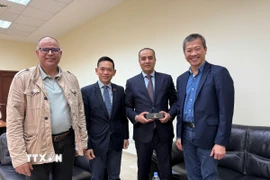Bộ trưởng Thể thao Algeria Walid Sadi (thứ 3, từ trái qua) tiếp Chủ tịch Liên đoàn Vovinam Thế giới Mai Hữu Tín (phải) tại thủ đô Algiers, ngày 8/5/2025. (Ảnh: TTXVN phát)