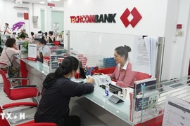 Hoạt động giao dịch tại Techcombank. (Ảnh: TTXVN)