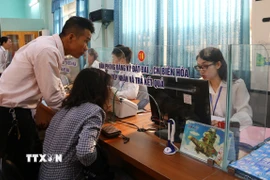 Người dân làm thủ tục hành chính tại Trung tâm phục vụ hành chính công phường Trấn Biên, Đồng Nai. (Ảnh: Công Phong/TTXVN)