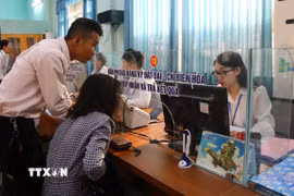 Người dân làm thủ tục hành chính tại Trung tâm phục vụ hành chính công phường Trấn Biên, Đồng Nai. (Ảnh: Công Phong/TTXVN)
