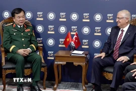 Thứ trưởng Bộ Quốc phòng Hoàng Xuân Chiến hội kiến Bộ trưởng Bộ Quốc phòng Thổ Nhĩ Kỳ Yasar Guler. (Ảnh: TTXVN phát)