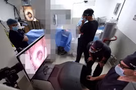 Các bác sỹ sử dụng nền tảng Jasper để thực hiện phẫu thuật đục thủy tinh cho nữ bệnh nhân. (Ảnh: ForSight)