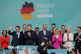 Lãnh đạo Liên minh CDU/CSU Friedrich Merz (giữa) mừng chiến thắng trong cuộc bầu cử Quốc hội liên bang, tại Berlin ngày 23/2/2025. (Ảnh: THX/TTXVN)
