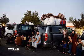 Người dân sơ tán từ Liban nghỉ tạm tại khu vực cửa khẩu biên giới Jdeidat Yabous với Syria ngày 24/9/2024. (Ảnh: THX/TTXVN)