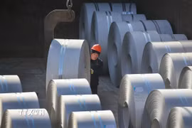 Vận chuyển thép cuộn tại cảng quốc tế ở thành phố Liên Vân Cảng, Trung Quốc. (Nguồn: THX/TTXVN)