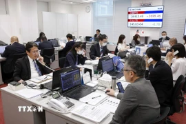 Giao dịch viên tại một công ty chứng khoán ở Tokyo, Nhật Bản. (Ảnh: Kyodo/TTXVN)