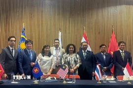Đại diện Ủy ban Hiệp hội các quốc gia Đông Nam Á tại Mexico (ACMC) và lãnh đạo Đại học Tự trị Quốc gia Mexico (UNAM) chụp ảnh chung. (Ảnh: TTXVN phát)