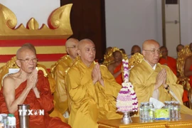Hòa thượng Thích Huệ Thông (giữa), Phó Chủ tịch Hội đồng Trị sự, Trưởng ban Pháp chế Trung ương Giáo hội Phật giáo Việt Nam cùng Đoàn tham dự lễ tang cố Đại lão Hòa thượng Maha Bounma Simaphom, Chủ tịch Trung ương Liên minh Phật giáo Lào. (Ảnh: Xuân Tú/TTXVN)