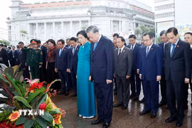 Tổng Bí thư, Chủ tịch nước Tô Lâm và Phu nhân cùng đoàn đại biểu cấp cao Việt Nam tưởng nhớ Chủ tịch Hồ Chí Minh. (Ảnh: Thống Nhất/TTXVN)