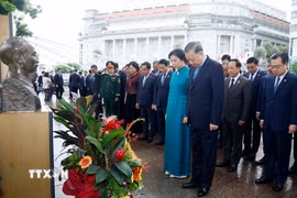 Tổng Bí thư, Chủ tịch nước Tô Lâm và Phu nhân cùng đoàn đại biểu cấp cao Việt Nam tưởng nhớ Chủ tịch Hồ Chí Minh. (Ảnh: Thống Nhất/TTXVN)