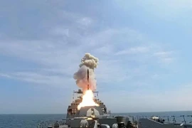 Tàu khu trục Marshal Shaposhnikov của Nga bắn tên lửa hành trình chống hạm vào mục tiêu trên biển trong cuộc tập trận ở Biển Nhật Bản ngày 21/8. (Ảnh: Reuters)