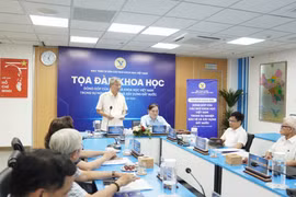 Giáo sư-Tiến sỹ-Anh hùng Lao động Nguyễn Anh Trí phát biểu tại tọa đàm.