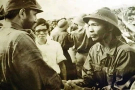 Đồng chí Nguyễn Đức Huy (bên phải) vinh dự được gặp Chủ tịch Cu Ba Fidel Castro tại chiến trường Quảng Trị năm 1973. (Ảnh tư liệu)