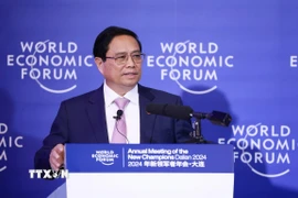 Thủ tướng Phạm Minh Chính đối thoại với lãnh đạo các tập đoàn lớn của WEF tại Hội nghị WEF Đại Liên 2024, tỉnh Liêu Ninh, Trung Quốc, ngày 26/6/2024. (Ảnh: Dương Giang/TTXVN)
