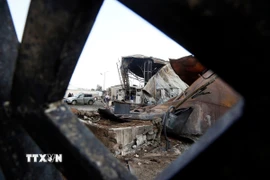 Trạm xăng bị phá hủy sau cuộc không kích của Israel tại Sanaa, Yemen. (Ảnh: THX/TTXVN)