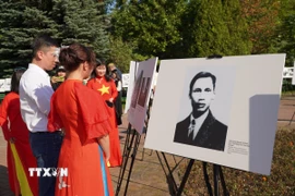 Khách tham quan trưng bày “Chủ tịch Hồ Chí Minh – Người đặt nền móng cho tình hữu nghị Việt Nam và Liên bang Nga”. (Ảnh: Tâm Hằng/TTXVN