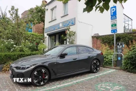 Một trạm sạc xe ôtô điện tại phố Dieweg, quận Uccle, Brussels, Bỉ. (Ảnh: Hương Giang/TTXVN)