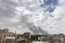 Khói bốc lên từ địa điểm ở Sanaa, Yemen sau cuộc không kích của Israel, ngày 6/5/2025. (Ảnh: THX/TTXVN)