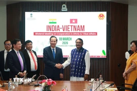 Bộ trưởng Các vấn đề Dân tộc Ấn Độ Jual Oram tiếp Bộ trưởng Đào Ngọc Dung cùng Đoàn cấp cao Việt Nam. (Ảnh: Quang Trung/TTXVN)