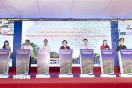 Phó Thủ tướng Chính phủ Phạm Thị Thanh Trà và các đại biểu thực hiện nghi thức động thổ Trường Phổ thông nội trú liên cấp Tiểu học-Trung học cơ sở Ba Chúc. (Ảnh: Công Mạo/TTXVN)