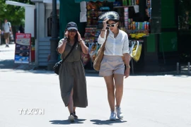 Người dân di chuyển dưới trời nắng gay gắt tại Madrid, Tây Ban Nha ngày 29/5/2025. (Ảnh: THX/TTXVN)