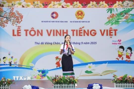 Em Vila Xaynhavong, học sinh lớp 8A Trường Song ngữ Lào-Việt Nam Nguyễn Du tham gia phần thi kể chuyện bằng tiếng Việt với chủ đề "Địa đạo Vịnh Mốc-Quảng Trị, nơi sự sống bất diệt". (Ảnh: Xuân Tú/TTXVN)