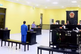 Quang cảnh phiên tòa xét xử phạt bị cáo Huỳnh Tâm Em về tội “Giết người”theo khoản 2, điều 123 Bộ luật hình sự. (Ảnh: TTXVN phát)