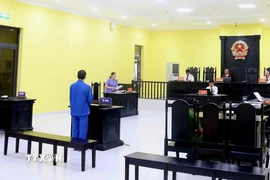 Quang cảnh phiên tòa xét xử phạt bị cáo Huỳnh Tâm Em về tội “Giết người”theo khoản 2, điều 123 Bộ luật hình sự. (Ảnh: TTXVN phát)