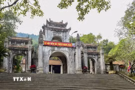 Cổng vào đền Bà Triệu. (Ảnh: Hoa Mai/TTXVN)
