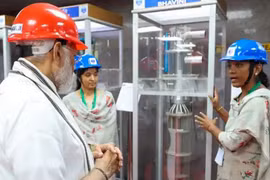 Thủ tướng Narendra Modi nghe giới thiệu về các tính năng của lò phản ứng PFBR công suất 500 MWe. (Ảnh: WNN)