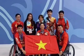 Vận động viên Trương Ngọc Bình (ngồi xe lăn bên phải). (Ảnh: Ủy ban Paralympic Việt Nam)