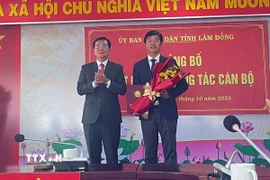 Chủ tịch UBND tỉnh Lâm Đồng Hồ Văn Mười trao Quyết định bổ nhiệm ông Phan Nguyễn Hoàng Tân, Tỉnh ủy viên, Bí thư Đảng ủy, Chủ tịch HĐND phường Phú Thủy làm Giám đốc Sở Nông nghiệp và Môi trường. (Ảnh: TTXVN phát)