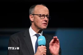 Ứng viên tranh cử Thủ tướng Đức của đảng Liên minh Dân chủ/Xã hội Cơ đốc giáo bảo thủ (CDU/CSU), ông Friedrich Merz phát biểu tại Neubrandenburg, ngày 12/2/2025. (Ảnh: Reuters/TTXVN)