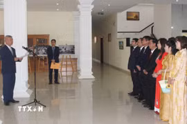 Quang cảnh lễ kỷ niệm 136 năm Ngày sinh Chủ tịch Hồ Chí Minh tại trụ sở Đại sứ quán Việt Nam ở thủ đô Phnom Penh. (Ảnh: Minh Hưng/TTXVN)