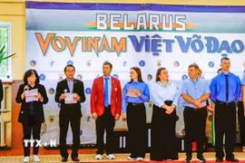Đại sứ Nguyễn Văn Trung (thứ ba từ trái sang) và Võ sư Sergey Alekxeevich Sarendo khai mạc Giải thi đấu quốc gia. (Ảnh: TTXVN phát)