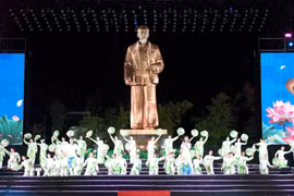 Chương trình nghệ thuật “Sen khởi tân khí” được dàn dựng theo hình thức bán thực cảnh quy mô lớn do Sở Văn hóa, Thể thao và Du lịch Nghệ An phối hợp với Sở Văn hóa và Thể thao, Nhà hát Kịch Thành phố Hồ Chí Minh thực hiện. (Ảnh: Bích Huệ/TTXVN)