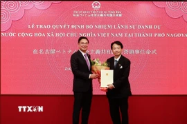 Đại sứ đặc mệnh toàn quyền Việt Nam tại Nhật Bản Phạm Quang Hiệu trao quyết định và tặng hoa chúc mừng GS.TS Nagato Natsume. (Ảnh: Xuân Giao/TTXVN)