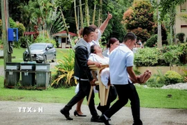 Chuyển người bị thương sau trận động đất tại tỉnh Agusan Del Sur, Philippines, ngày 10/10/2025. (Ảnh: THX/TTXVN)