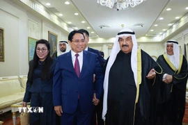 Thủ tướng Phạm Minh Chính gặp cựu Thủ tướng Kuwait Nasser Al-Mohammed Al-Ahmad Al-Sabah. (Ảnh: Dương Giang/TTXVN)