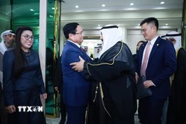 Thủ tướng Phạm Minh Chính và Phu nhân Lê Thị Bích Trân gặp nguyên Thủ tướng Kuwait Nasser Al-Mohammed Al-Ahmad Al-Sabah. (Ảnh: Dương Giang/TTXVN)