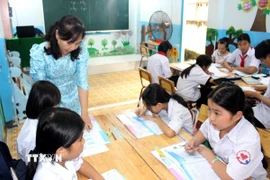 Cô Đỗ Thị Hạnh luôn dành tình yêu thương cho các trò kém may mắn tại Trường Tình thương, phường Phan Thiết, tỉnh Lâm Đồng. (Ảnh: Hồng Hiếu/TTXVN)