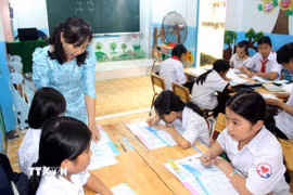 Cô Đỗ Thị Hạnh luôn dành tình yêu thương cho các trò kém may mắn tại Trường Tình thương, phường Phan Thiết, tỉnh Lâm Đồng. (Ảnh: Hồng Hiếu/TTXVN)
