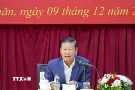 Đồng chí Somsavath Lengsavad, nguyên Ủy viên Bộ Chính trị, nguyên Phó Thủ tướng Chính phủ Lào nói chuyện về thân thế, sự nghiệp của Chủ tịch Kaysone Phomvihane và quan hệ Việt Nam-Lào. (Ảnh: Xuân Tú/TTXVN)