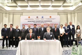 Phó Thủ tướng Thường trực Nguyễn Hòa Bình chứng kiến Lễ ký kết Biên bản ghi nhớ hợp tác giữa UBND thành phố Đà Nẵng và Frankfurt Main Finance, nhằm hợp tác chia sẻ kinh nghiệm trong tổ chức và vận hành Trung tâm Tài chính Quốc tế. (Ảnh: Phương Hoa/TTXVN)